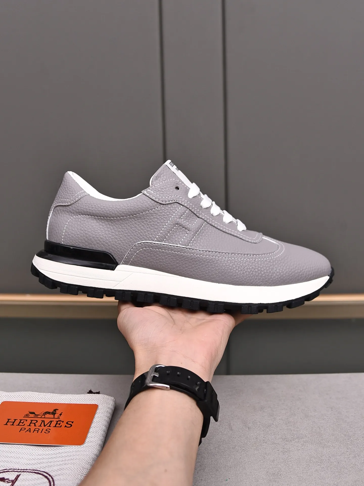 📛📛📛PPP440 (Hermes)🆕Men's color-blocked sneakers with textured calfskin details. Spliced ​​with original cowhide, this shoe draws inspiration from the equestrian world, integrating technical details and practical functions. Breathable sheep lining, original combination outsole, high-end quality, and every detail is perfectly combined! Size: 38-44 (45 can be customized)